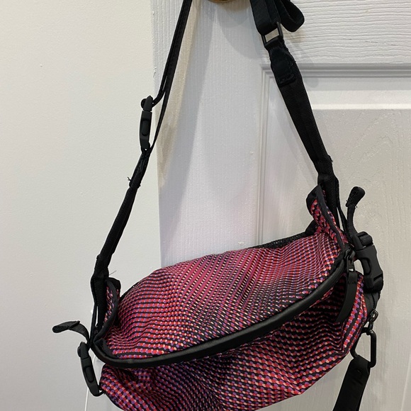 Lululemon All Hours Belt Bag *SeaWheeze
Race Pace Flare Multi / Black - Picture 8 of 8